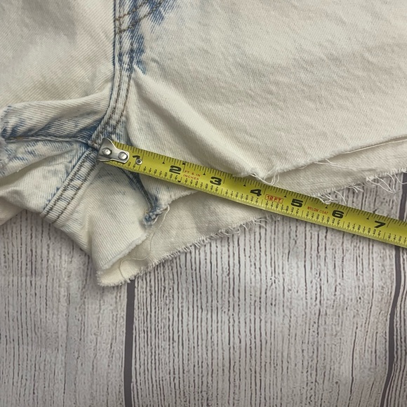 NWT LEVI'S Women’s Premium 501 Light Wash High Rise Denim Cut Off Shorts Size 29 - Picture 10 of 10